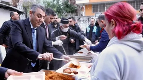 VALİ TOROS, AKDENİZ'DE İFTAR PROGRAMINA KATILDI