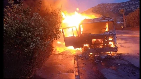 KARTON YÜKLÜ TIR YANDI