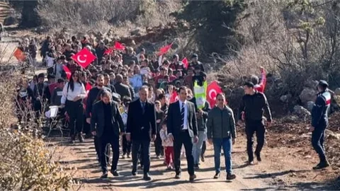 ÇAMLIYAYLA'DA YEŞİLAY HAFTASI DOĞA YÜRÜYÜŞÜ DÜZENLENDİ