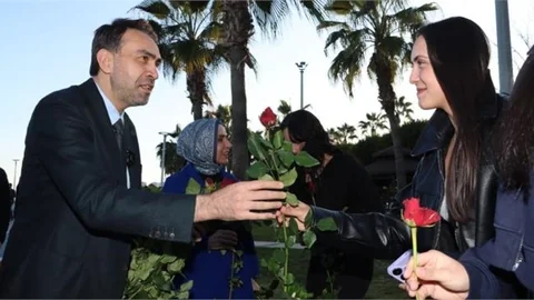 AK Parti Mersin İl Başkanı Aldemir 8 Mart’ta Kadınlara Gül Dağıtıp Günlerini Kutladı