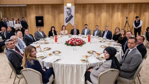 BAŞKAN SEÇER, İLÇE BELEDİYE BAŞKANLARI, MECLİS ÜYELERİ VE EŞLERİYLE İFTAR PROGRAMINDA BİR ARAYA GELDİ