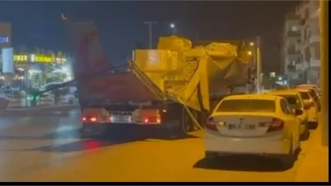 Tarsus’ta TIR Kazası: Düşen Tente Otomobile Zarar Verdi