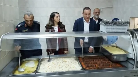 KAYMAKAM AKYÜZ, ÖĞRENCİLERLE İFTAR YAPTI