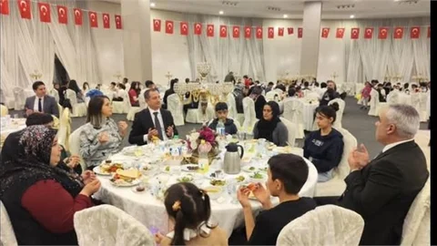 TARSUS'TA "DÜNYA YETİMLER GÜNÜ" NEDENİYLE İFTAR PROGRAMI DÜZENLENDİ