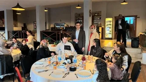 ÇAMLIYAYLA'DA ŞEHİT AİLELERİ, GAZİLER VE ÖZEL GEREKSİNİMLİ ÇOCUKLARA İFTAR VERİLDİ