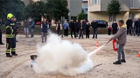 BÜYÜKŞEHİR İTFAİYESİ VATANDAŞLARI BİLİNÇLENDİRMEYE DEVAM EDİYOR