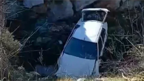 ANAMUR'DA ARAÇ DEREYE UÇTU: 2 AĞIR YARALI