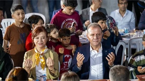 BAŞKAN SEÇER, AKDENİZ İLÇESİNDE VATANDAŞLARLA İFTAR GERÇEKLEŞTİRDİ