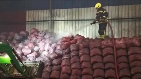 TARSUS YENİCE’DE KÖMÜR DEPOSUNDA YANGIN