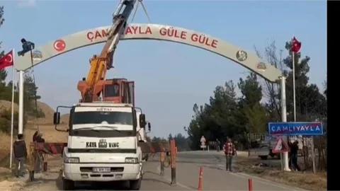 Çamlıyayla’nın Simgesi Geri Döndü: “Hoş Geldiniz” Tabelası Yeniden Yerine Dikildi