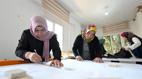 MERSİN BÜYÜKŞEHİR’İN ATÖLYELERİ, KADINLARI HAYATA BAĞLIYOR