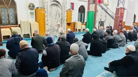 Müftü Akçay, Emir Sultan Camii’nde Cemaatle Buluştu