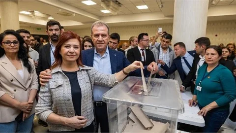 BAŞKAN SEÇER VE MERAL SEÇER, CHP’NİN CUMHURBAŞKANI ADAYI ÖN SEÇİMİ’NDE OYLARINI KULLANDI