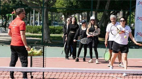 BÜYÜKŞEHİR’İN TENİS KURSU İLE VATANDAŞLAR, HEM FİZİKSEL HEM MENTAL SAĞLIKLARINI KORUYOR