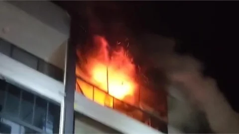 SİTE DE ÇIKAN EV YANGINI KORKU DOLU ANLARA NEDEN OLDU