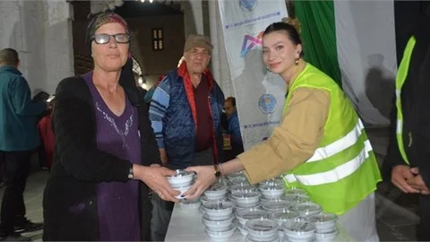 BÜYÜKŞEHİR, KADİR GECESİ’NDE LOKMA İKRAMI İLE AĞIZLARI TATLANDIRDI