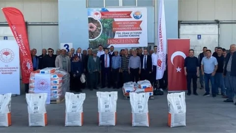 Tarsus'ta Çiftçilere Ayçiçek Tohumu Dağitıldı