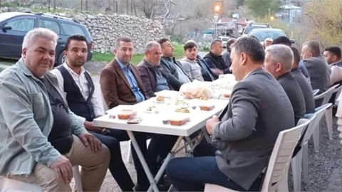 MHP ÇAMLIYAYLA İLÇE BAŞKANI AKIN, GİDEN MAHALLESİNDE VERİLEN İFTARA KATILDI