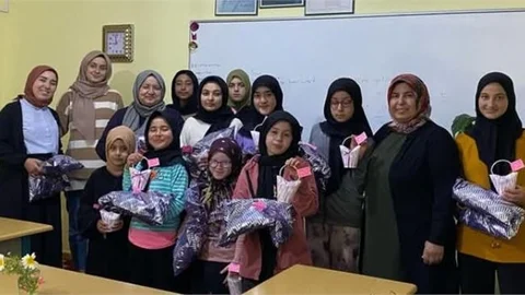 BAYRAMLIKLARINI ARKADAŞLARI DİKTİ