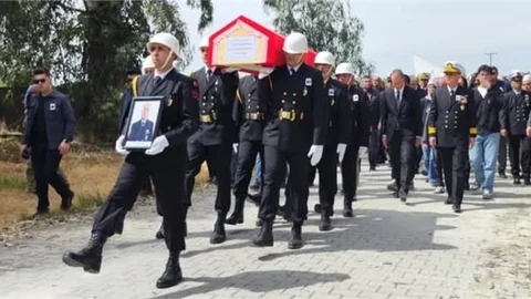 TEDAVİ GÖRDÜĞÜ HASTANEDE VEFAT EDEN TARSUSLU BAŞÇAVUŞ AKSAÇ, TÖRENLE TOPRAĞA VERİLDİ