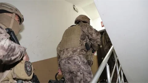 Mersin de Yurt Dışı Bağlantılı Suç Örgütüne Operasyon; 20 Gözaltı