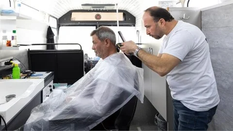 BÜYÜKŞEHİR MOBİL KUAFÖR ARACI BAYRAM ÖNCESİ VATANDAŞLARI MUTLU EDİYOR