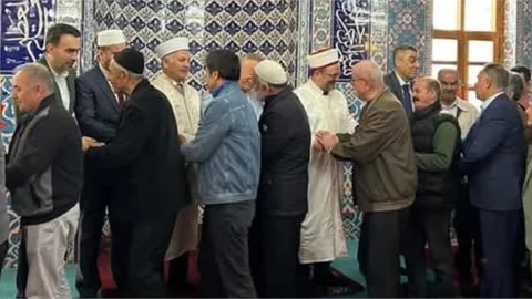 MERSİNLİ'LER ÖNCE BAYRAM NAMAZINI KILDILAR, SONRA BAYRAMLAŞTILAR