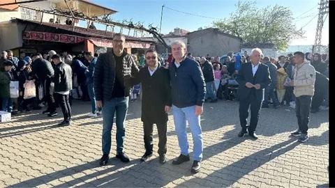 100 Yıllık Bayramlaşmada Yüzlerce Çocuğun Torbaları Şekerle Dolu