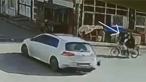 OTOMOBİL VE MOTOSİKLETİN KAZA ANI SANİYE SANİYE KAMERALARA YANSIDI