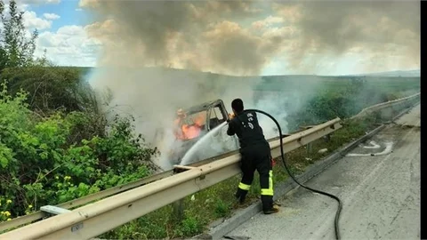 KAZA YAPAN PİKAP YANDI: 2 YARALI