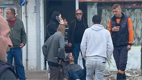 MERSİN'DE BALKON ÇÖKTÜ: 2 KİŞİ YARALANDI