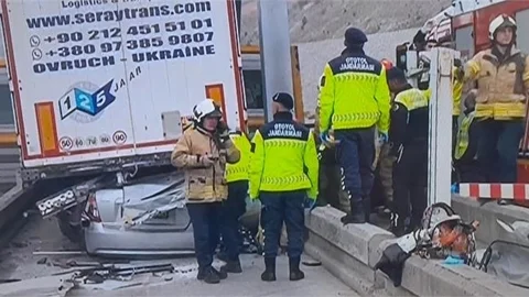 OTOMOBİL, TIRIN ALTINA GİRDİ 4 KİŞİ YAŞAMINI YİTİRDİ