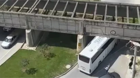 Köprüde Bu Kez Tur Otobüsü Takıldı