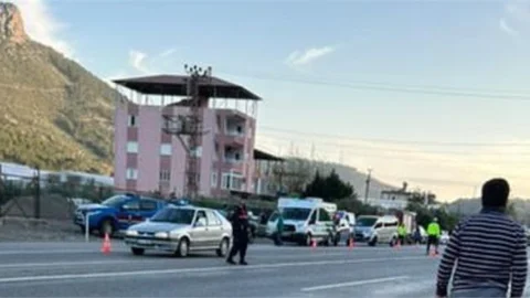 Mersin’de Otomobil İle Kamyonet Çarpıştı: 1 Ölü 5 Yaralı