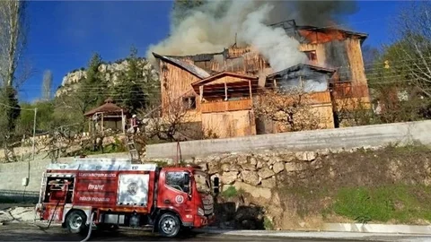 Çamlıyayla'da 3 Katlı Evde Yangın