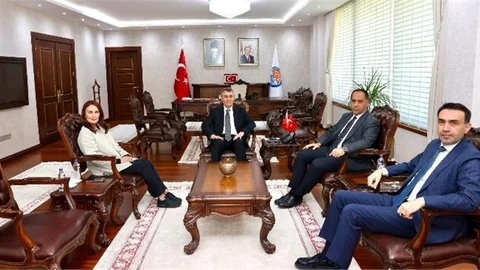 VALİ TOROS, ZİYARETİNE GELEN MERSİN MİLLETVEKİLLERİ SÖYLEMEZ VE KIRATLI İLE GÖRÜŞTÜ