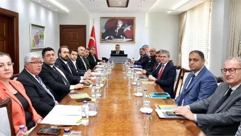 VALİ TOROS, TARIM ÜRÜNLERİNDE MEYDANA GELEN ZARARLARA İLİŞKİN DEĞERLENDİRME TOPLANTISI YAPTI