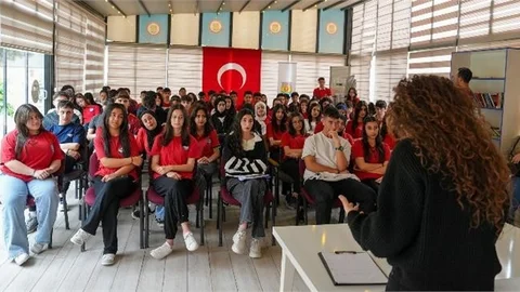 TARSUS’TA GENÇLER HEM BİLİNÇLENDİ HEM DE TARİHLE BULUŞTU