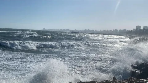 MERSİN'DE FIRTINA ETKİLİ OLUYOR