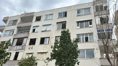 Mersin’de Balkondan Beton Parçaları Koptu