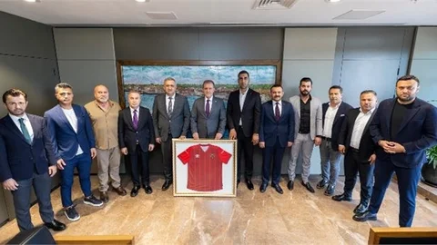 YENİ MERSİN İDMAN YURDU’NUN YENİ KULÜP BAŞKANI ÖZDEMİR VE YÖNETİM KURULU ÜYELERİNDEN BAŞKAN SEÇER’E ZİYARET