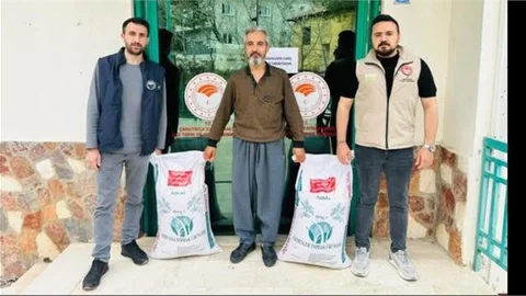 ÇAMLIYAYLA'DA AYÇİÇEĞİ VE NOHUT TOHUMU DAĞITIMI YAPILDI