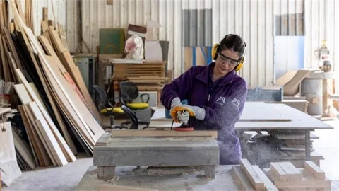 BÜYÜKSEHİR GERİ DÖNÜŞÜM ATÖLYESİ’NDE ATIL MALZEMELER YENİDEN HAYAT BULUYOR