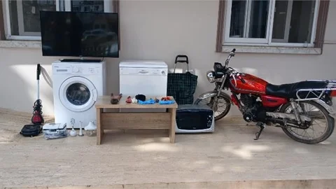 12 İKAMETTEN ÇALDIKLARI EŞYALARI SATAN HIRSIZLAR TUTUKLANDI