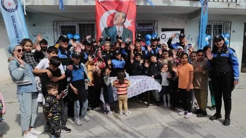 ÇOK SEVDİĞİ POLİS AMCALARI SÜRPRİZ DOĞUM GÜNÜ YAPTI