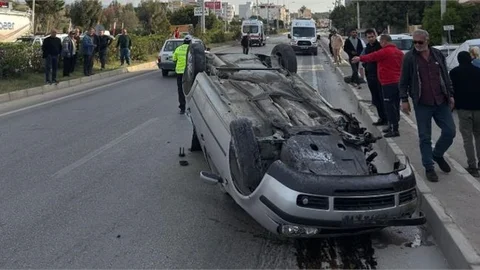 ERDEMLİ'DE ARAÇ TAKLA ATTI:2 YARALI