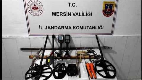 “DEFİNE ARAYAN ŞAHISLAR JANDARMAYA YAKALANDI”