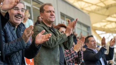 BAŞKAN SEÇER TRİBÜNDE, ZAFER SAHADA