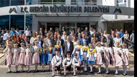 ULUSLARARASI MERSİN ÇOCUK FESTİVALİ’ İÇİN MERSİN’E GELEN ÖĞRENCİLER, BAŞKAN SEÇER’İ ZİYARET ETTİ