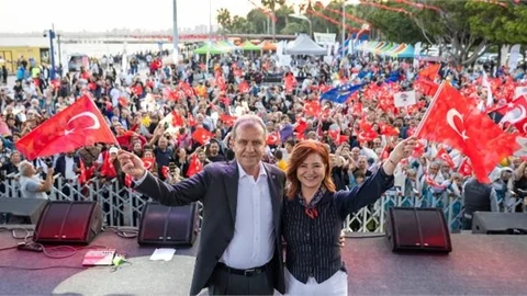 BAŞKAN SEÇER VE MERAL SEÇER, ÇOCUKLARLA EL ELE BAYRAM KORTEJİNE KATILDI